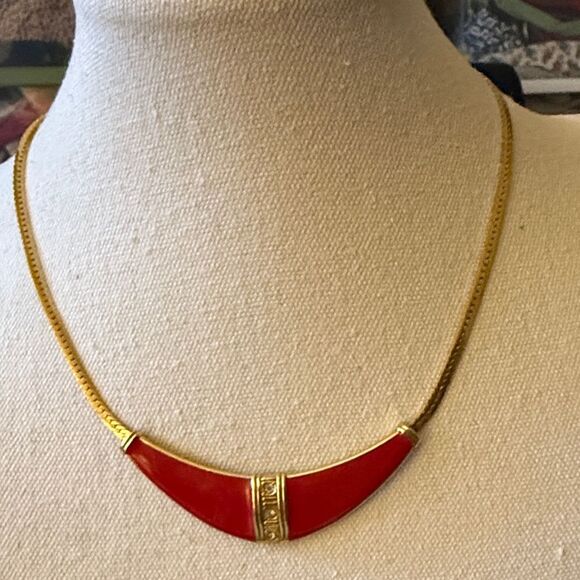 Vintage 80’s Signed Avon Gold Tone “Dramatic Style”Necklace with Red Motif. - Picture 1 of 5